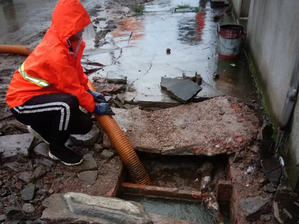 察雅专业清理污水池 炜誉市政以规范流程守护城市 “肠道”