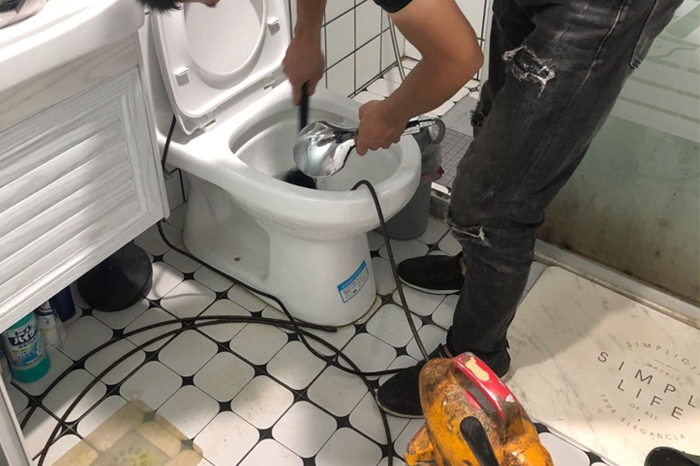 察雅马桶堵塞自己疏通还是找师傅？专业上门服务让你省时更省心