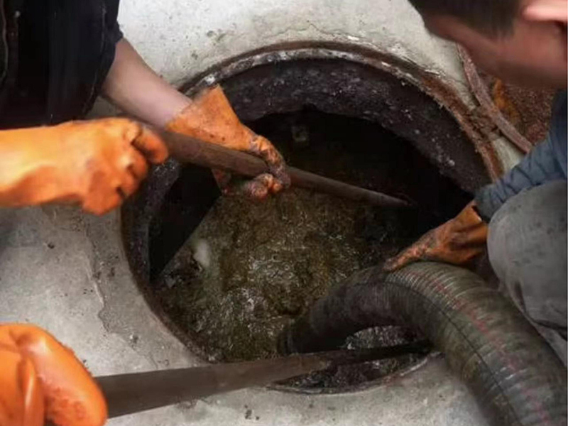 察雅清理化粪池时如何避免沼气的危害？